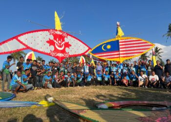 WAU bulan dan wau puyuh gergasi menjadi gimik penutup Temasya Wau Gergasi 2025 di Pantai Cherang Laut, Bachok, Kelantan. – UTUSAN/TOREK SULONG