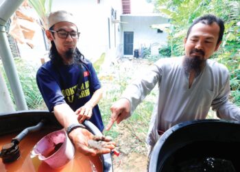 KANDUNGAN keladak daripada sumber air bawah tanah di Kelantan yang terpaksa ditapis terlebih dahulu bagi memastikan ia bersih dan selamat digunakan. – UTUSAN/KAMARUL BISMI KAMARUZAMAN