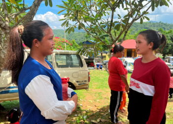 SYAHIRA Hamid (kanan) meneruskan kehidupan bersama ahli keluarga di Kampung Sugi, Pos Pasik, Gua Musang, Kelantan. - UTUSAN/AIMUNI TUAN LAH