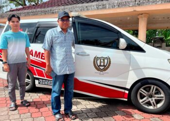 TENGKU Harith Tengku Aziz bersama van jenazah Tengku Harith Team Ventures (THTV) di Kampung Wakaf Raja, Pasir Puteh, Kelantan. -  UTUSAN/TOREK SULONG