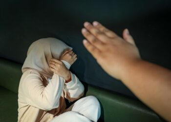 mangsa memilih bersama pendera walaupun didera fizikal dan emosi disebabkan Sindrom Stockholm.-GAMBAR HIASAN