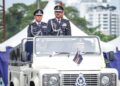 RAZARUDIN Husain memeriksa perbarisan pada Perbarisan Persaraan dan Paluan Berundur Ketua Polis Negara di Pusat Latihan Polis (PULAPOL) Kuala Lumpur, semalam. – UTUSAN/MUHAMAD IQBAL ROSLI