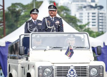RAZARUDIN Husain memeriksa perbarisan pada Perbarisan Persaraan dan Paluan Berundur Ketua Polis Negara di Pusat Latihan Polis (PULAPOL) Kuala Lumpur, semalam. – UTUSAN/MUHAMAD IQBAL ROSLI