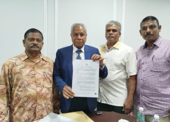 A. SIVANESAN (dua dari kiri) menunjukkan deraf pekeliling mengenai pembinaan kuil dalam sidang akhbar di Ipoh. - UTUSAN/FADZIL ZAINOL