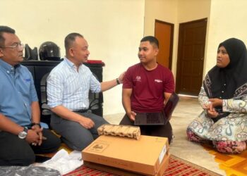 MASZLEE Malik (dua dari kiri) berbual bersama Muhammad Syimir Amar Almuktar pada Majlis Sumbangan Ziarah Kasih Madani di Kampung Chengal, Perupok Bachok, Kelantan. - UTUSAN/ROSLIZA MOHAMED