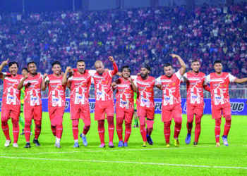 PEMAIN Ex-TRW Treble 12 meraikan jaringan ketika berdepan Ex-Double Treble Kedah di Stadium Sultan Muhammad IV, kelmarin- IHSAN PUC