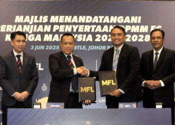 MD. ALI Momin (dua dari kiri) bertukar dokumen dengan Mohd. Shazli Shaik Mohd., sempena Majlis Menandatangani Perjanjian Penyertaan DPMM FC ke Liga Malaysia di Hotel Thistle, Johor Bahru.