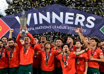 RONALDO menjulang trofi Liga Negara-Negara Eropah selepas Portugal menumpaskan Sepanyol di pentas final, semalam.-AFP