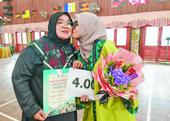 NUR Farra Husna Mohd. Nor mencium ibunya ketika Majlis Pengumuman Keputusan STPM 2024 di Dewan Bestari SMK LKTP Tersang di Raub, Pahang semalam.