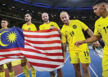 PEMAIN negara membawa Jalur Gemilang mengelilingi Stadium Nasional Bukit Jalil selepas berjaya 
menumpaskan Vietnam 4-0 dalam aksi kedua Kumpulan F Kelayakan Piala Asia 2027, kelmarin.
