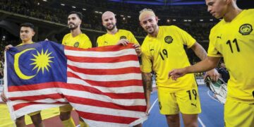 PEMAIN negara membawa Jalur Gemilang mengelilingi Stadium Nasional Bukit Jalil selepas berjaya 
menumpaskan Vietnam 4-0 dalam aksi kedua Kumpulan F Kelayakan Piala Asia 2027, kelmarin.