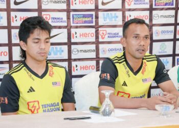MARHAN bersama Fitri Saari pada sidang akbar pra perlawanan menentang Pakistan dalam saingan Kejohanan FIH Hoki Negara-Negara, semalam.