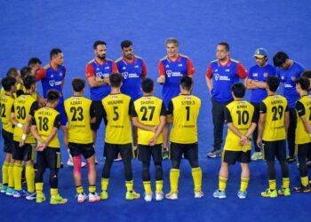 SARJIT  ketika bersama para pemain pada Kejohanan FIH Hoki Piala Negara-Negara di Stadium Nasional Hoki Bukit Jalil.