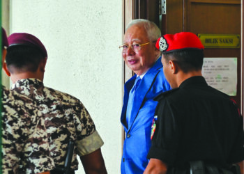 NAJIB Tun Razak hadir pada keputusan representasi bagi menggugurkan pertuduhan pengubahan wang haram dana SRC International di Mahkamah Tinggi Kuala Lumpur, semalam. – UTUSAN/SYAKIR RADIN