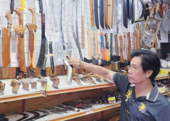 AMIR Abdul Hamid menjual pisau, parang dan golok di kedainya di Teluk Intan, Perak. – UTUSAN/AIN SAFRE BIDIN