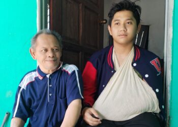TUAN Muhammad Adham Tuan Adnan (kanan) bersama bapanya ketika ditemui di Kampung Alor Keladi, Besut, Terengganu. 
– UTUSAN/WAN ZURATIKAH IFFAH WAN ZULKIFLI