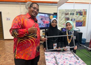 IZZAT Fadhli Hamdan (kiri), Suraya Yasmin Samrizat (kanan) dan Aisyah Humaira’ Tasneem bersama projek SteP ketika ditemui di Port Dickson, Negeri Sembilan. – UTUSAN/NOR SHAFIQAH MOHD. GHAZALI