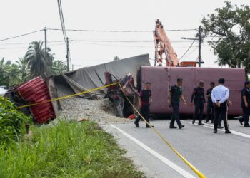 KEADAAN kemalangan membabitkan sebuah trak FRU dan lori membawa muatan kerikil dalam kejadian di Teluk Intan, Perak, 
13 Mei lalu.