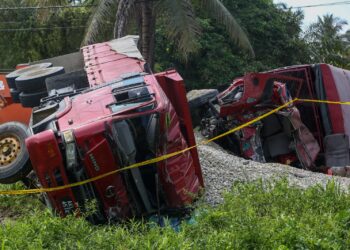 KEADAAN kemalangan membabitkan sebuah trak FRU dan lori membawa muatan kerikil dalam kejadian di Teluk Intan, Perak, 
13 Mei lalu.