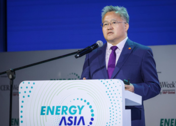 LU Ruquan bercakap pada sesi dialog ‘Laluan China dalam Menyampaikan Peralihan Tenaga Asia dan Dunia’ sempena Energy Asia 2025 di Pusat Konvesyen Kuala Lumpur (KLCC) semalam.-UTUSAN/MUHAMAD IQBAL ROSLI
