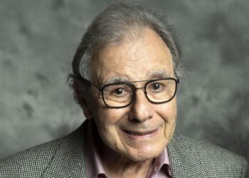 Pemuzik Lalo Schifrin bergambar semasa malam pembukaan Festival Filem Perancis COLCOA (City of Lights, City of Angels) 2018, 23 April 2018. Lalo Schifrin, komposer Argentina yang memenangi anugerah yang mencipta lagu tema untuk 'Mission Impossible', telah meninggal dunia di Amerika Syarikat pada usia 93 tahun.- AFP