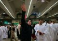 JEMAAH haji melaksakan ibadah melontar jamrah sebagai sebahagian daripada ibadah haji di Tanah Suci Mekah.-AFP