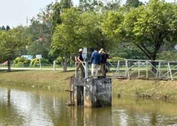 ANGGOTA Jabatan Perikanan (DOF) Selangor meninjau kawasan tasik Taman Ekspo Pertanian Malaysia (MAEPS) Serdang ekoran tindakan pelepasan ikan tanpa khidmat nasihat agensi tersebut.