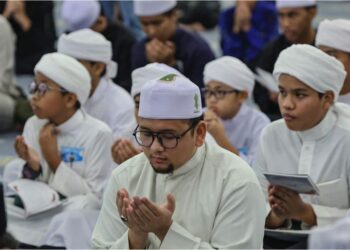 UMAT Islam mengaminkan doa akhir tahun dan awal tahun Hijrah di Masjid Negara, semalam. - UTUSAN/AMIR KHALID
