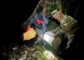 HAMIZAT Had (kanan) melakukan proses memasukkan madu di dalam baldi selepas selesai mengambil madu lebah di atas pokok Temberas setinggi 50 meter di Banjaran Nakawan, Perlis. - MINGGUAN/MOHD. HAFIZ ABD. MUTALIB