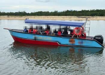 SEBUAH bot penumpang yang membawa lebih muatan ditahan Maritim Malaysia di Muara Kuala Terengganu.