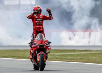MARC Marquez meraikan kemenangannya pada Grand Prix (GP) Belanda di Litar Assen, hari ini. - AFP