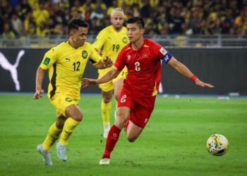 ARIF Aiman melepasi kawalan kapten Vitenam, Duy Manh Do dalam saingan kelayakan Piala Asia 2027 di Stadium Nasional Bukit Jalil (SNBJ) pada Selasa lalu.