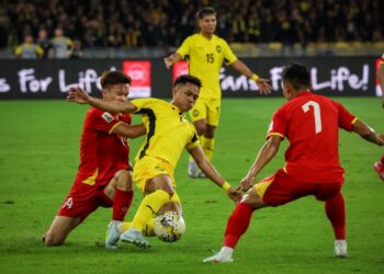 ARIF Aiman dikawal ketat ketika Malaysia berdepan Vietnam dalam aksi Kelayakan Piala Asia 2027.