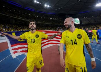 Pemain Malaysia, Endrick Dos Santos (kiri) dan Joao Figueiredo ketika berjalan mengelilingi padang bertemu penyokong selepas menumpaskan Vietnam, 4-0 dalam saingan kelayakan Piala Asia 2027 di Stadium Nasional Bukit Jalil (SNBJ), kelmarin.