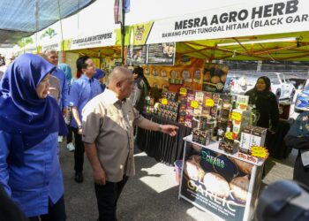 SAARANI Mohamad melawat gerai jualan sempena FAMA Fest 2025 Perak di Pusat Transformasi Luar Bandar (RTC) Gopeng hari ini. - UTUSAN/MUHAMAD NAZREEN SYAH MUSTHAFA