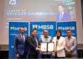 WAN Kamaruzaman Wan Ahmad (tengah) menyaksikan pertukaran dokumen antara Ketua Perbankan Transaksi MBSB Bank, William Liew dan Pengarah Richiamo Coffee, Nurul Nabilah Muhamad Zamry pada pelancaran Retailer Dashboard di Menara MBSB Bank.-UTUSAN/SADDAM YUSOFF