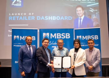 WAN Kamaruzaman Wan Ahmad (tengah) menyaksikan pertukaran dokumen antara Ketua Perbankan Transaksi MBSB Bank, William Liew dan Pengarah Richiamo Coffee, Nurul Nabilah Muhamad Zamry pada pelancaran Retailer Dashboard di Menara MBSB Bank.-UTUSAN/SADDAM YUSOFF