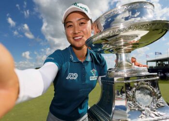 PEMAIN Australia, Minjee Lee bergambar bersama trofi selepas memenangi Kejohanan Golf PGA Wanita di Texas, Amerika Syarikat (AS), kelmarin. - AFP