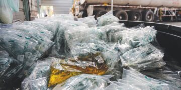KERAJAAN kini menanggung subsidi bagi minyak masak paket 1.0 kilogram (kg) dengan kuota bulanan sebanyak 60,000 tan, dijual pada harga RM2.50 seunit berbanding harga pasaran RM6.90. - GAMBAR HIASAN