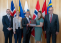 TENGKU Zafrul Abdul Aziz (tengah) pada majlis menandatangani perjanjian Perjanjian Perkongsian Ekonomi Malaysia-EFTA (MEEPA) bersama empat negara anggota EFTA.