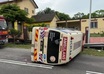 PEMBANTU perubatan Klinik Kesihatan Sungai Udang patah tangan kiri selepas ambulans dinaiki terbabas dan melanggar tembok di Jalan Bukit Rambai, tengah hari tadi.