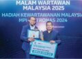 MOHAMAD Rizal Mohamed Nor (kanan) dan Mohamad Sany Misnan bersama hadiah dimenangi pada Anugerah Kewartawanan Malaysia 2024 MPI-Petronas di Kuala Lumpur, kelmarin. – UTUSAN/ ISKANDAR ISHAK