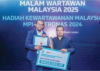 MOHAMAD Rizal Mohamed Nor (kanan) dan Mohamad Sany Misnan bersama hadiah dimenangi pada Anugerah Kewartawanan Malaysia 2024 MPI-Petronas di Kuala Lumpur, kelmarin. – UTUSAN/ ISKANDAR ISHAK