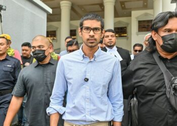 MUHAMMED Yusoff Rawther selepas dibebaskan atas pertuduhan mengedar dadah kanabis dan memiliki senjata api di pekarangan Kompleks Mahkamah Kuala Lumpur, semalam. UTUSAN/SYAKIR RADIN
