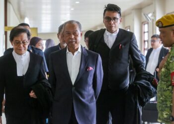 MUHYIDDIN Yassin hadir ke Kompleks Mahkamah Kuala Lumpur semalam bagi memohon kes menggunakan kedudukan untuk suapan dan pengubahan wang haram yang dihadapinya dipindahkan ke Mahkamah Tinggi. – UTUSAN/M. FIRDAUS M. JOHARI