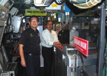 NURMAN Mohd. Baroldin (tengah) memberi penerangan kepada Lim Ban Hong sewaktu melakukan lawatan ke Muzium Kapal Selam di Klebang, Melaka, semalam  – UTUSAN/AMRAN MULUP