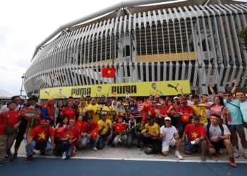 SEBAHAGIAN penyokong Harimau Malaya dan Vietnam bergambar di perkarangan Stadium Nasional Bukit Jalil bagi menonton perlawanan antara Malaysia menentang Vietnam, malam ini.-UTUSAN/IQBAL ROSLI