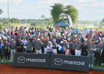 SEBAHAGIAN peserta yang terdiri daripada ahli kelab Glenmarie dan jemputan bergambar sebelum memulakan Kejohanan Trofi Mazda 2025 di Kelab Golf Glenmarie, baru-baru ini.