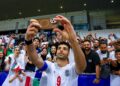 PENYERANG Iran, Mehdi Taremi mengambil swafoto bersama penyokong selepas menentang Qatar dalam aksi kelayakan Piala Dunia 2026 zon Asia di Doha pada 5 Jun lalu. - AFP
