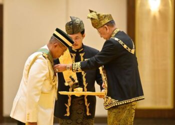 SULTAN Sallehuddin Sultan Badlishah mengurniakan Darjah SSPK yang membawa gelaran Datuk Seri Pahlawan kepada Mohd. Nizam Jaafar pada Istiadat Menyembah Tahniah dan Penganugerahan Darjah serta Bintang Kebesaran sempena Sambutan Ulang Tahun Hari Keputeraan baginda ke-83 di Istana Anak Bukit, Alor Setar.